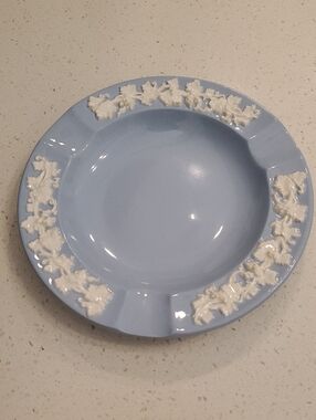 Wedgwood Embossed Cream on Lavender Shell Edge 3 Slot Small Ashtray